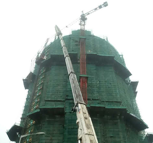 水城吊车在工地上作业
